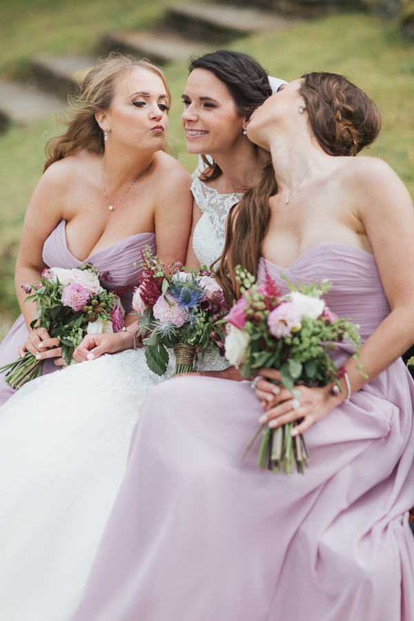 bride and bridesmates snding kissis