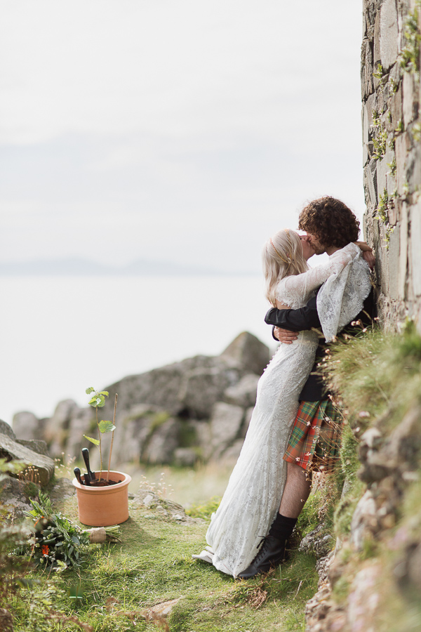 wedding photos crear glasgow photographer couple kissing