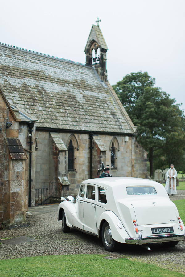 wedding car arriving at the church near dudas castle 